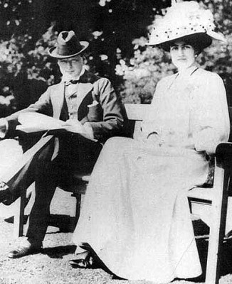Plik Winston Churchill (1874-1965) with fiancée Clementine Hozier (1885-1977) shortly before their marriage in 1908.jpg znajduje się w Wikimedia Commons – repozytorium wolnych zasobów.