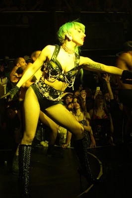 Plik Lady Gaga (6891777628).jpg znajduje się w Wikimedia Commons – repozytorium wolnych zasobów