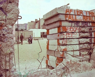 A hole in the Berlin Wall after the fall, in 1990 // Wikimedia Commons