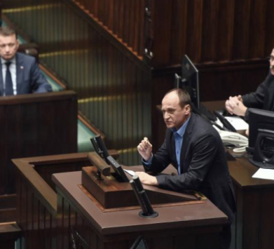 Paweł Kukiz, a member of the Polish Parliament, speaking in the lower chamber // Source: Agora