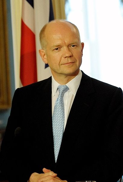 Plik William Hague 2010.jpg znajduje się w Wikimedia Commons – repozytorium wolnych zasobów.