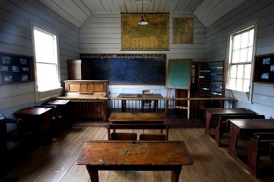 800px-19th_century_classroom,_Auckland_-_0767