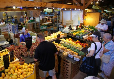 1024px-Fruit_and_vegetable_vendor_at_St._Jacobs_Farmers_Market,_2011_July_7