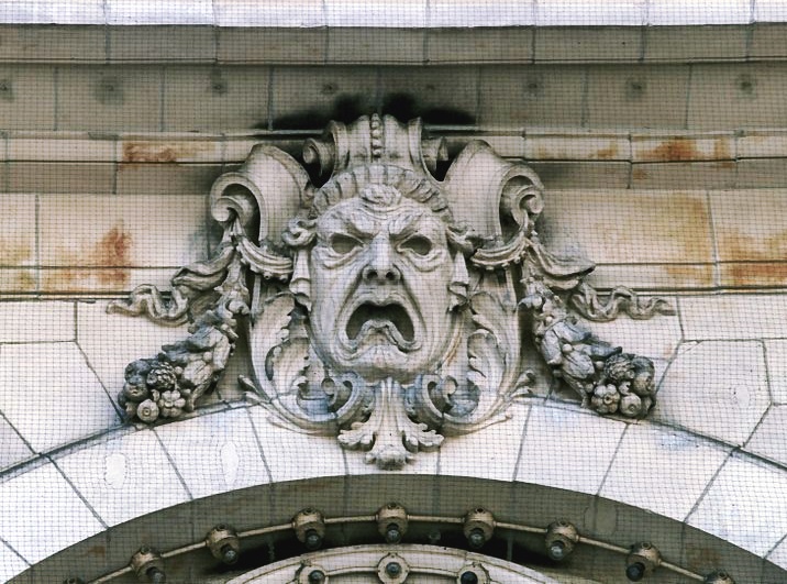 740px-Tragedy_Mask_at_the_Majestic_Theatre_(Boston,_MA)