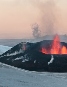 Eyjafjallajökull_first_crater_20100329