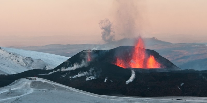 Eyjafjallajökull_first_crater_20100329