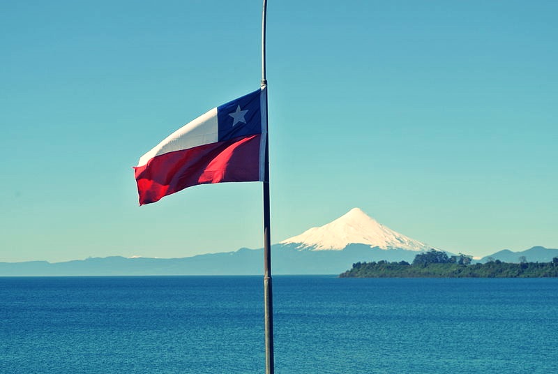 800px-Volcan_Osorno_&_chilean_flag