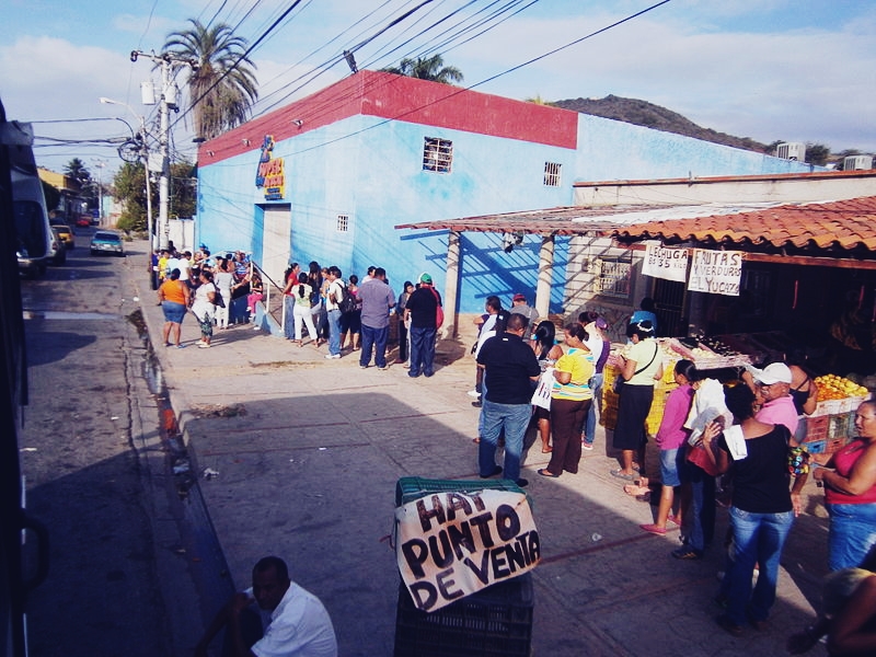 Escasez_en_Venezuela,_Mercal