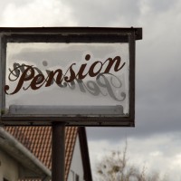 Schild Pension in der Wöhlerstrasse