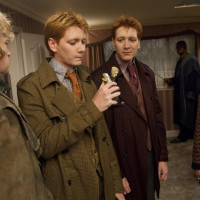 FredGeorgeWeasley_WB_F7_FredGeorgeAboutToDrinkPolyjuicePotion_Still_080615_Land