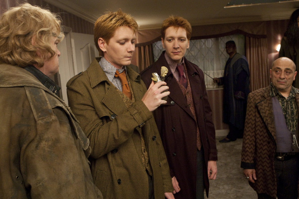 FredGeorgeWeasley_WB_F7_FredGeorgeAboutToDrinkPolyjuicePotion_Still_080615_Land