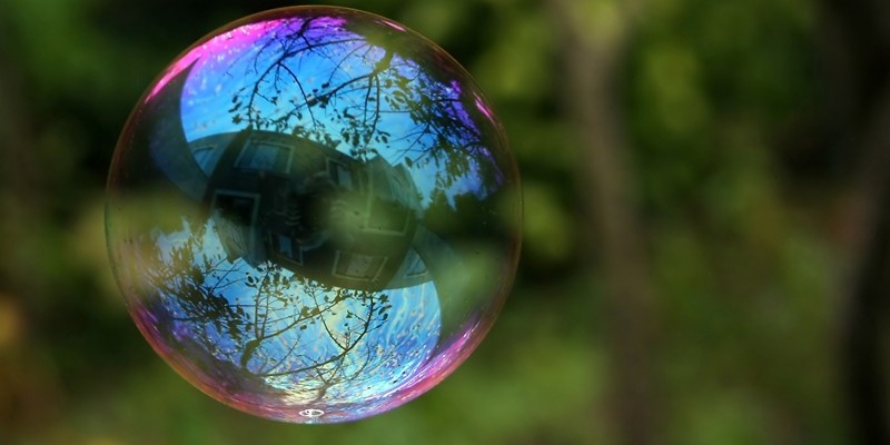 Reflection_in_a_soap_bubble_edit