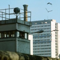 berlin-wall-border-guards-feeding-birds-on-watchtower-November-14-1989-1024x674