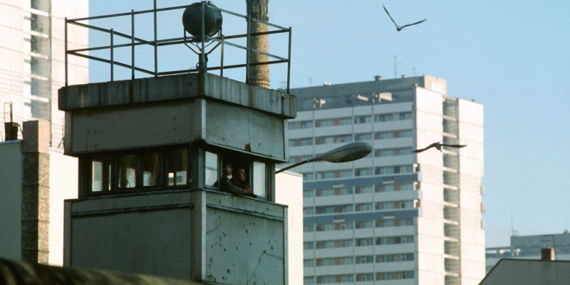 berlin-wall-border-guards-feeding-birds-on-watchtower-November-14-1989-1024x674