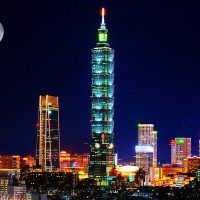 800px-Taipei_skyline_cityscape_at_night_with_full_moon