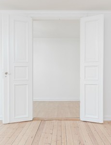 800px-Door_in_a_white_room_(Unsplash)