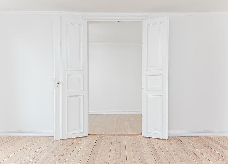 800px-Door_in_a_white_room_(Unsplash)