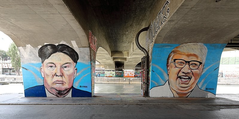 800px-Wien_-_Donald-Trump-_und_Kim-Jong-un-Graffiti_von_Lush_Sux